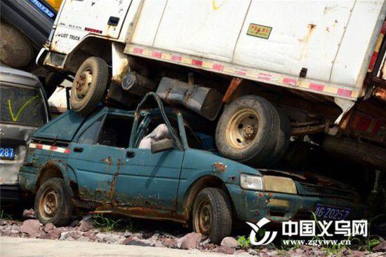 回收仓库的报废车。