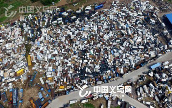 中国义乌网记者来到“义乌治理淘汰黄标车回收仓库”，用航拍机记录了此地的壮观场面。